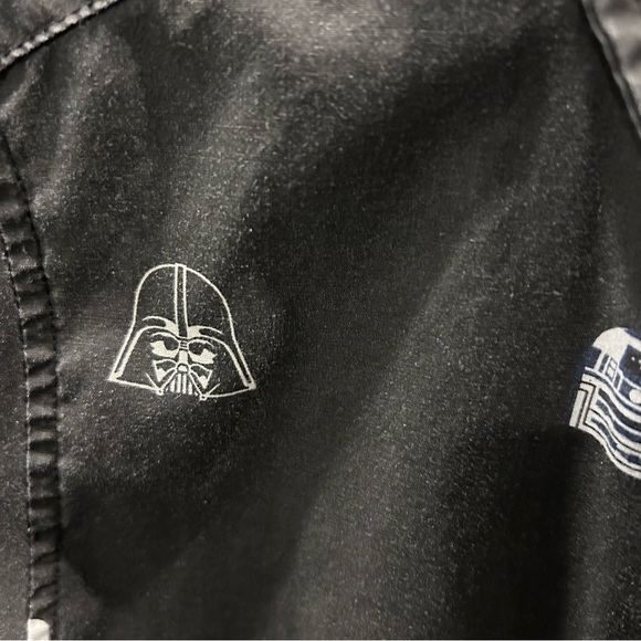 Preowned boys H&M  Star Wars buttonup shirt Size 7/8 black Darth Vader R2D2 C3P0 - Picture 2 of 6